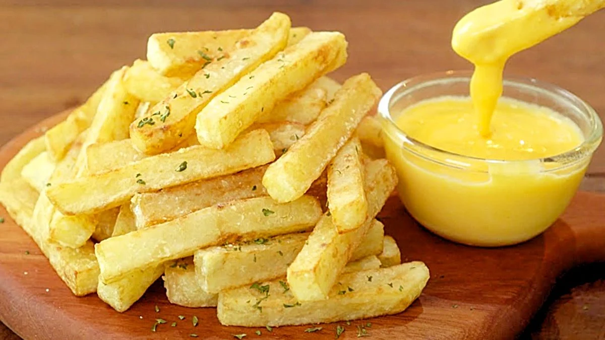 Картофель фри с сырным соусом